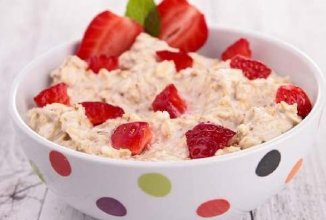 Клубничный десерт из овсяных хлопьев