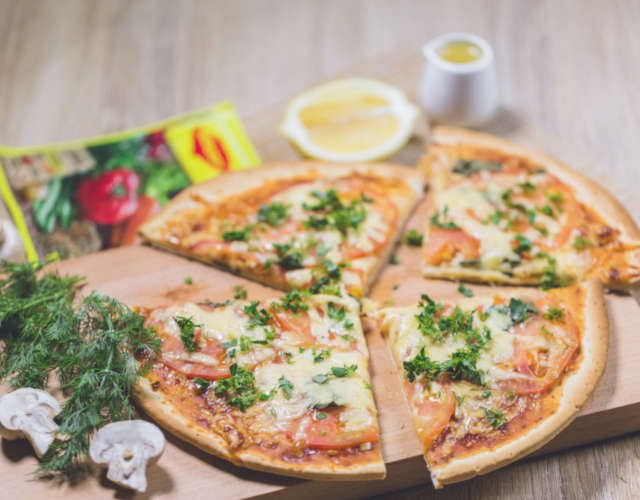 Классическая пицца маринара с помидорами, оливковым маслом и орегано