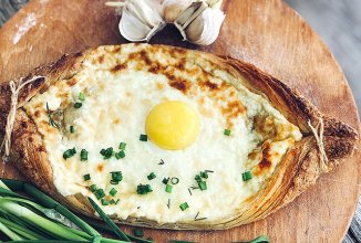 Быстрые хачапури по-аджарски на слоеном тесте