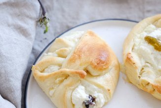 Булочки из слоеного теста с творогом