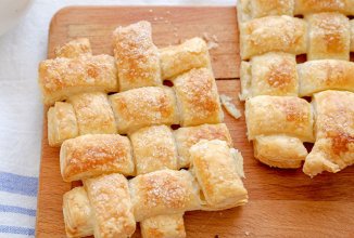 Булочки из слоеного теста с сахаром
