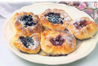 Ватрушки с лесными ягодами