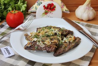 Говяжья печень с чесноком и яйцом