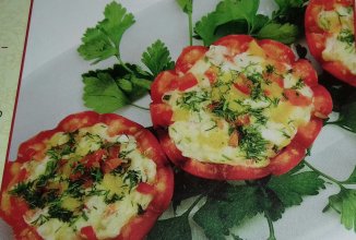 Кошики з помідорів з салатом із курки