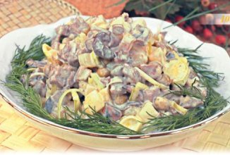 Мясной салат с шампиньонами