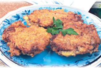 Шницель с чесноком и луком