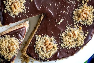 Бисквитный торт с грецкими орехами и сгущенкой