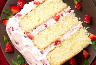 Торт с клубникой и сливочным кремом