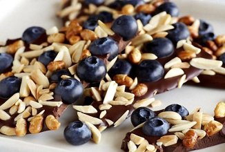 Шоколад с черникой и миндалем