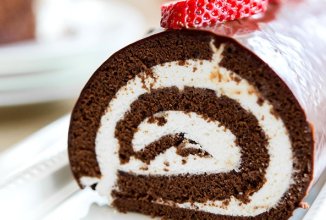 Шоколадный бисквитный рулет