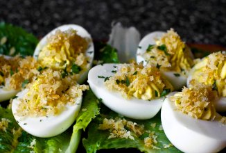 Фаршированные яйца в стиле "Цезарь"