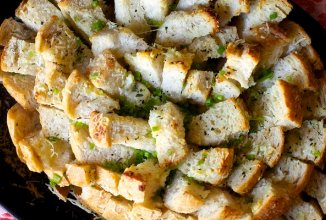 Чесночный хлеб с сыром и травами