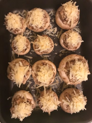 Запечённые шампиньоны с курицей , 🧀 сыром и грецкими орехами ) - Шаг 17