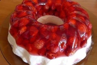 Низкокалорийное клубничное желе с творожным кремом