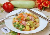Овощное рагу с кабачками и сосисками