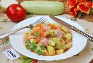 Овощное рагу с кабачками и сосисками