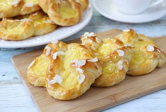 Сдобные слоеные крендели с заварным кремом