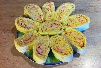 Рулеты с крабовыми палочками.