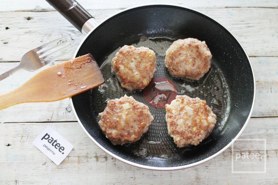 Биточки мясные с крахмалом в сметанном соусе - Шаг 9