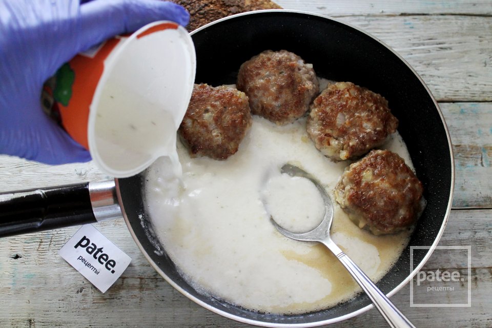 Биточки мясные с крахмалом в сметанном соусе - Шаг 12