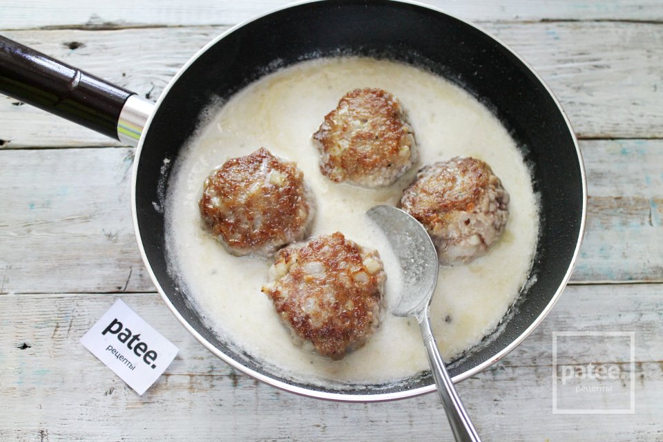 Биточки мясные с крахмалом в сметанном соусе - Шаг 13