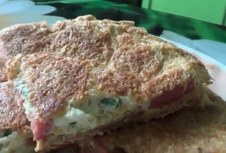 Закуска из лаваша и сосисок с яйцами