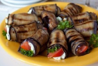 Рулетики из баклажана с фетой и помидорами