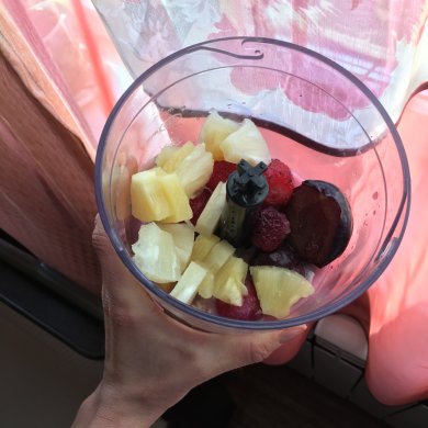 смузи с ананасом и клубникой - Шаг 1