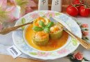 Фаршированные кабачки с курицей в соусе