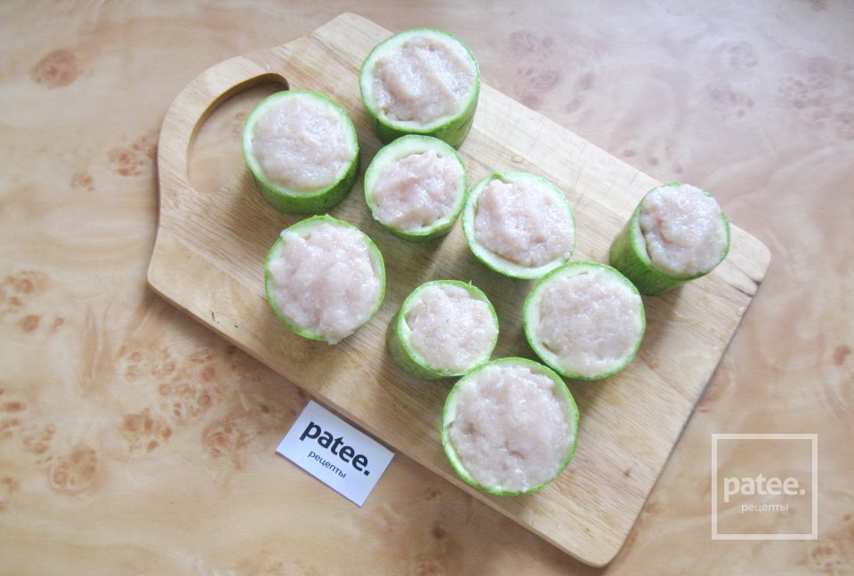 Фаршированные кабачки с курицей в соусе - Шаг 7