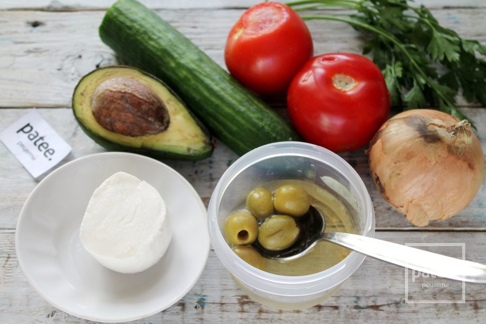 Греческий салат с авокадо - Шаг 1