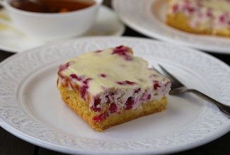 Творожый пирог с ягодами на кукурузной муке