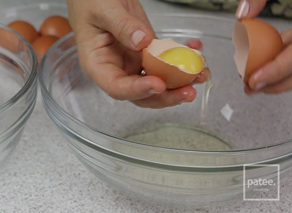 Рулет "Буренка" с кремом на вареной сгущенко - Шаг 1