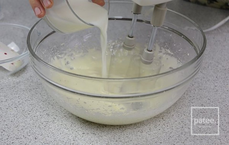 Рулет "Буренка" с кремом на вареной сгущенко - Шаг 2