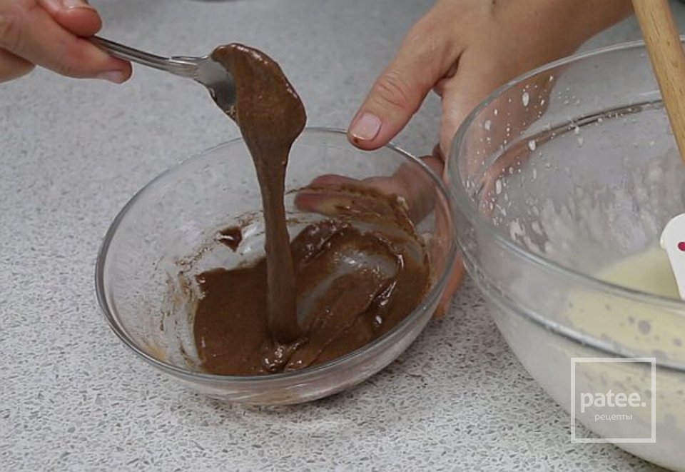 Рулет "Буренка" с кремом на вареной сгущенко - Шаг 3