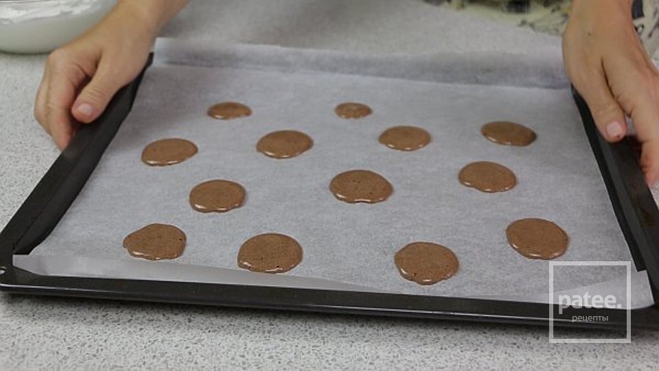 Рулет "Буренка" с кремом на вареной сгущенко - Шаг 5