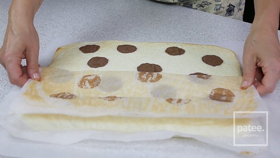 Рулет "Буренка" с кремом на вареной сгущенко - Шаг 8