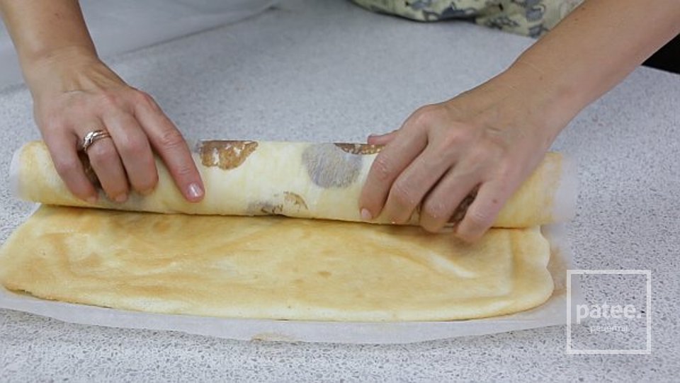 Рулет "Буренка" с кремом на вареной сгущенко - Шаг 9