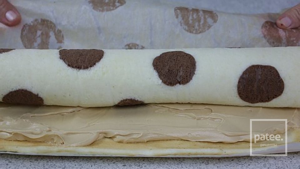 Рулет "Буренка" с кремом на вареной сгущенко - Шаг 12