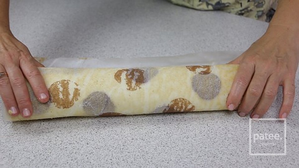 Рулет "Буренка" с кремом на вареной сгущенко - Шаг 13