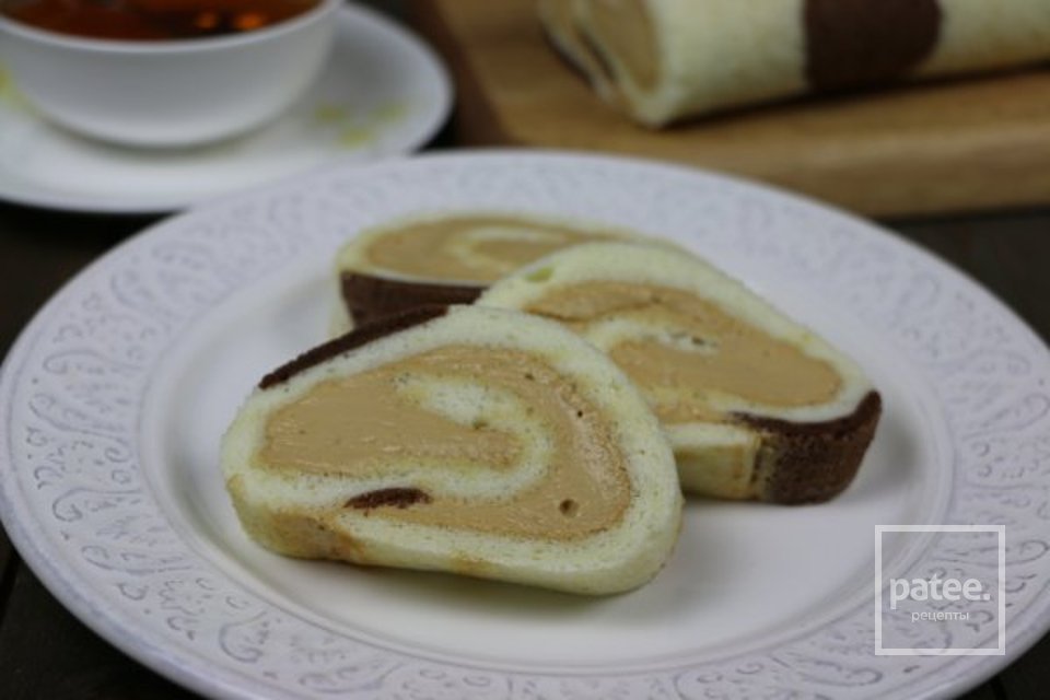 Рулет "Буренка" с кремом на вареной сгущенко - Шаг 14