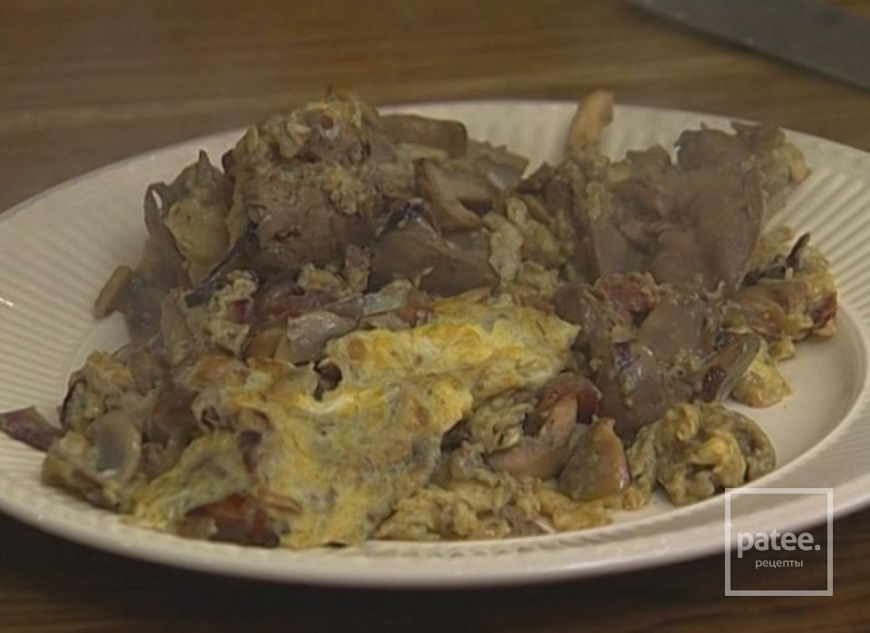 Омлет с грибами и куриной печенкой - Шаг 7