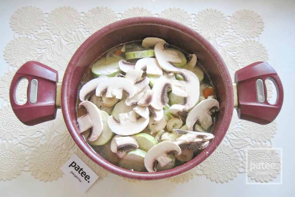 Куриные бедра с грибами и кабачками - Шаг 8