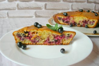 Вкуснейший пирог на сметане со смородиной (Мягкий, пышный и сочный)