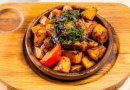 Оджахури из свинины с жареным луком и картофелем