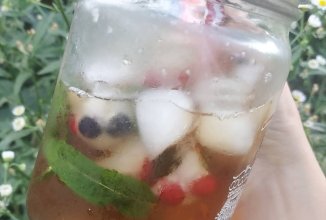 Холодный чай с мятой и ягодами