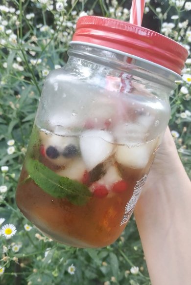 Холодный чай с мятой и ягодами