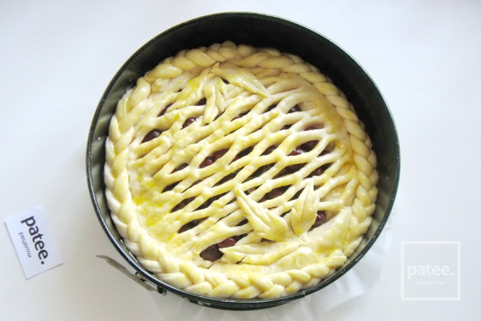 Дрожжевой пирог с вишней - Шаг 10