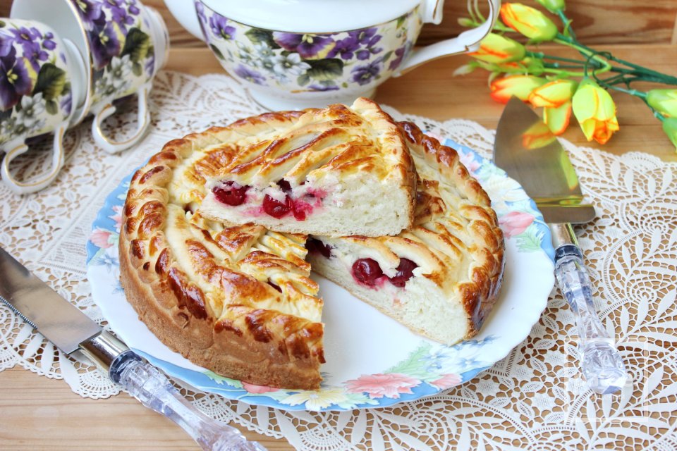 Дрожжевой пирог с вишней - Шаг 13