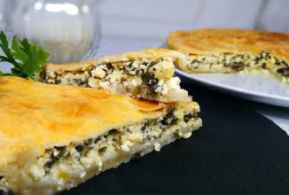 Пирог из слоеного теста с творогом и зеленью